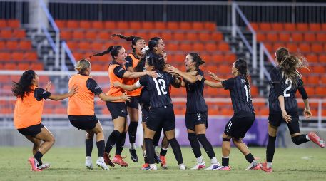 Alison Veloz ejecutó de estupenda forma el penalti decisivo que le dio a la Selección Mexicana Femenil Sub 23 el metal dorado en Santo Domingo. X/@Miseleccionfem