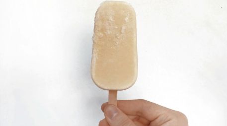 Un estudio de la Profeco realizado en 2025 identificó cinco marcas de paletas de hielo que cumplieron con su declaración nutrimental. UNSPLASH.