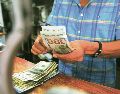 El peso avanzó 0.17% frente al dólar y cerró en 17.21 unidades por divisa de EU. EL INFORMADOR/ Archivo