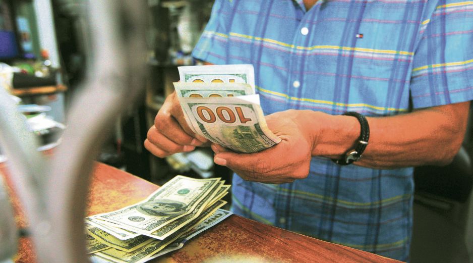 El peso avanzó 0.17% frente al dólar y cerró en 17.21 unidades por divisa de EU. EL INFORMADOR/ Archivo