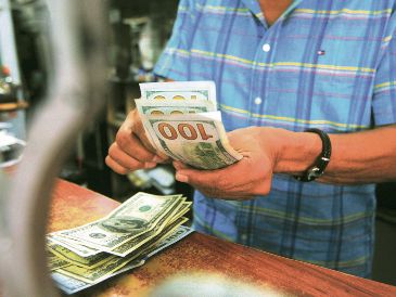 El peso avanzó 0.17% frente al dólar y cerró en 17.21 unidades por divisa de EU. EL INFORMADOR/ Archivo