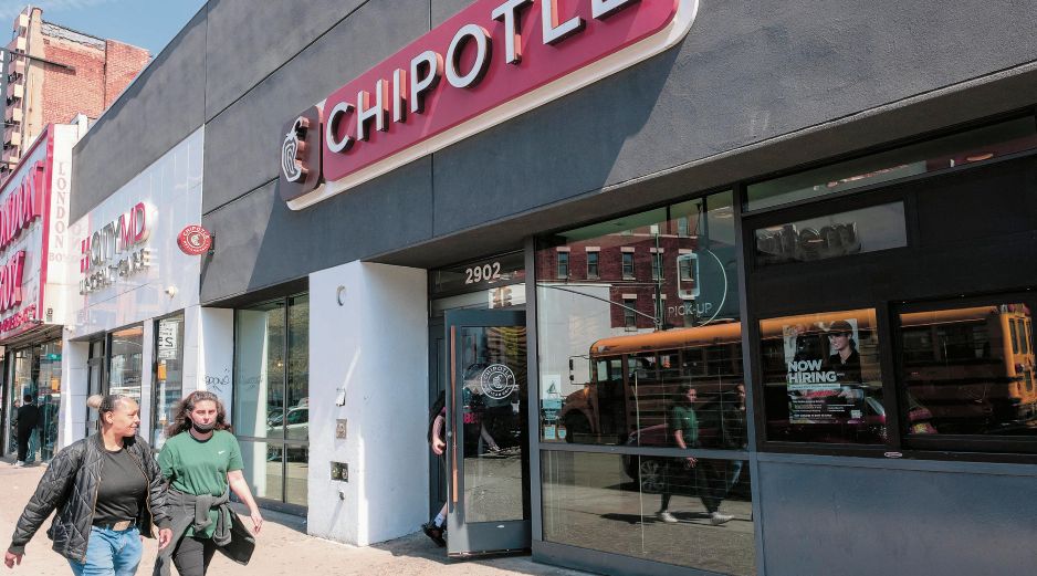 La cadena de restaurantes Chipotle retiró los jalapeños de su menú debido al brote de salmonela. AFP