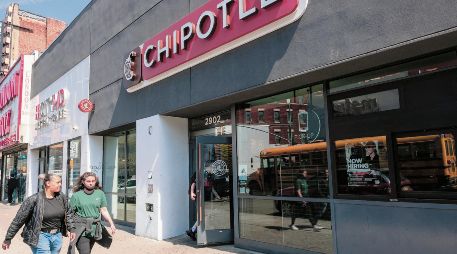 La cadena de restaurantes Chipotle retiró los jalapeños de su menú debido al brote de salmonela. AFP