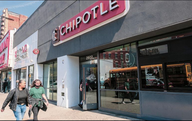 La cadena de restaurantes Chipotle retiró los jalapeños de su menú debido al brote de salmonela. AFP