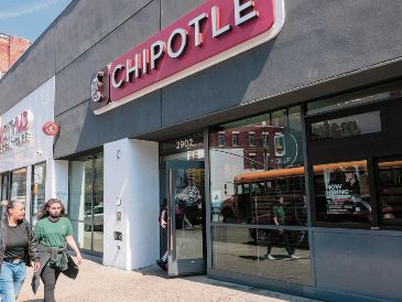 La cadena de restaurantes Chipotle retiró los jalapeños de su menú debido al brote de salmonela. AFP
