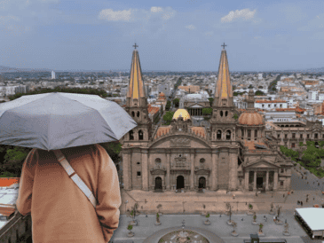 Las lluvias intensas regresan para refrescar la ciudad, aunque el calor no se despide por completo. ESPECIAL / CANVA