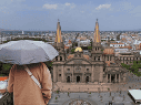 Las lluvias intensas regresan para refrescar la ciudad, aunque el calor no se despide por completo. ESPECIAL / CANVA