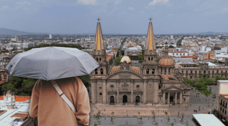 Las lluvias intensas regresan para refrescar la ciudad, aunque el calor no se despide por completo. ESPECIAL / CANVA