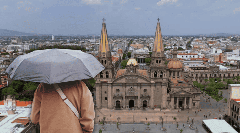 Las lluvias intensas regresan para refrescar la ciudad, aunque el calor no se despide por completo. ESPECIAL / CANVA