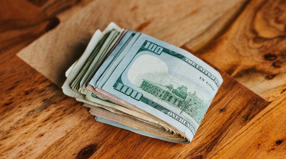 Este viernes 7 de agosto el Diario Oficial de la Federación (DOF) publicó que el tipo de cambio FIX es de 17.2195 pesos. UNSPLASH / N. DUMLAO