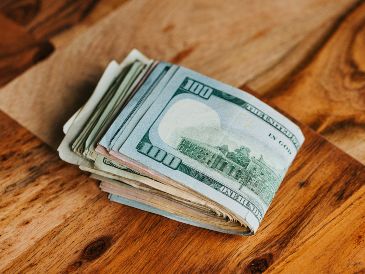 Este viernes 7 de agosto el Diario Oficial de la Federación (DOF) publicó que el tipo de cambio FIX es de 17.2195 pesos. UNSPLASH / N. DUMLAO