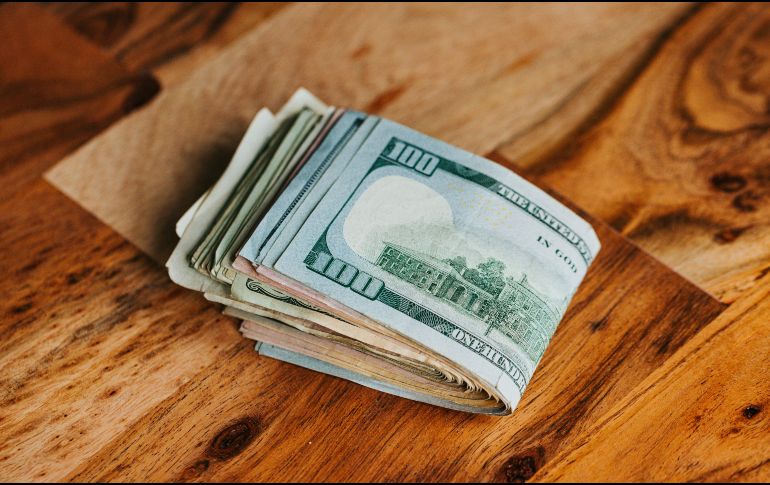 Este viernes 7 de agosto el Diario Oficial de la Federación (DOF) publicó que el tipo de cambio FIX es de 17.2195 pesos. UNSPLASH / N. DUMLAO