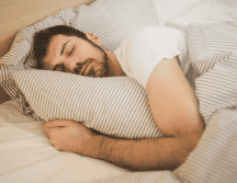 Estos descansos evitan que el cuerpo y la mente lleguen a un estado de cansancio extremo, que pueda conllevar más tarde enfermedades crónicas, tanto físicas como mentales. ESPECIAL/Canva
