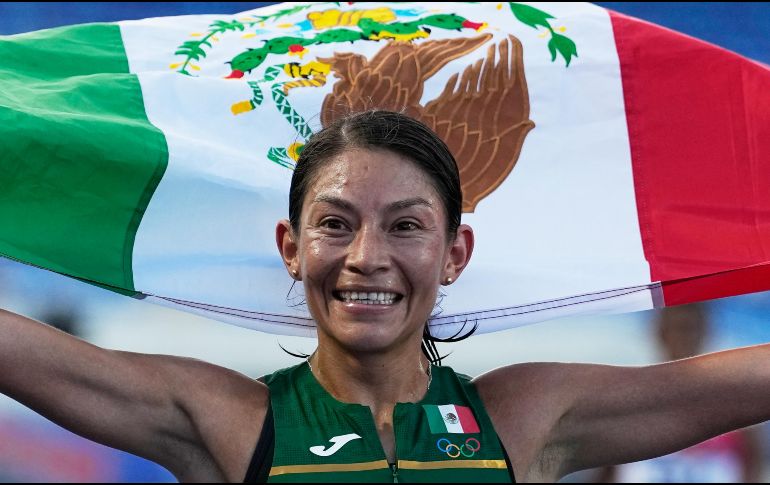 La mexicana Laura Galván festeja tras conquistar el oro en los 10 mil metros durante los Juegos Centroamericanos y del Caribe. AP/F. Vergara