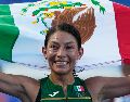La mexicana Laura Galván festeja tras conquistar el oro en los 10 mil metros durante los Juegos Centroamericanos y del Caribe. AP/F. Vergara