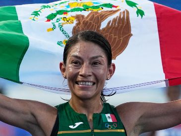 La mexicana Laura Galván festeja tras conquistar el oro en los 10 mil metros durante los Juegos Centroamericanos y del Caribe. AP/F. Vergara