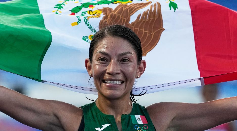 La mexicana Laura Galván festeja tras conquistar el oro en los 10 mil metros durante los Juegos Centroamericanos y del Caribe. AP/F. Vergara