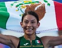 La mexicana Laura Galván festeja tras conquistar el oro en los 10 mil metros durante los Juegos Centroamericanos y del Caribe. AP/F. Vergara