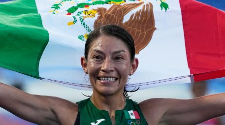 La mexicana Laura Galván festeja tras conquistar el oro en los 10 mil metros durante los Juegos Centroamericanos y del Caribe. AP/F. Vergara