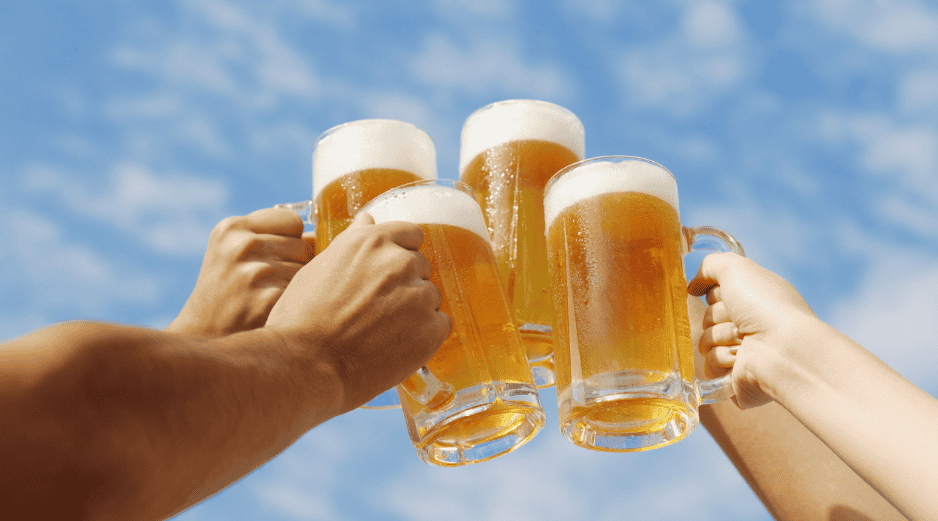 A pesar de los retos económicos recientes, México mantiene su corona indiscutible como el mayor exportador de cerveza a nivel mundial. CANVA