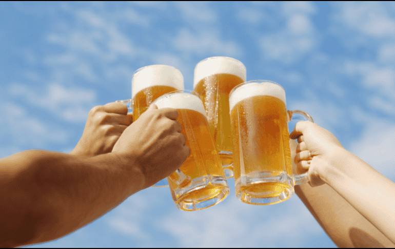 A pesar de los retos económicos recientes, México mantiene su corona indiscutible como el mayor exportador de cerveza a nivel mundial. CANVA