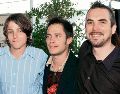 Fotografía tomada en 2002 en la que aparecen Diego Luna, Gael García Bernal y Alfonso Cuarón, durante la presentación de la cinta “Y tu mamá también”. AFP