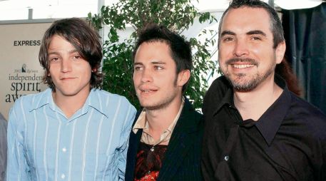 Fotografía tomada en 2002 en la que aparecen Diego Luna, Gael García Bernal y Alfonso Cuarón, durante la presentación de la cinta “Y tu mamá también”. AFP