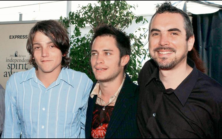 Fotografía tomada en 2002 en la que aparecen Diego Luna, Gael García Bernal y Alfonso Cuarón, durante la presentación de la cinta “Y tu mamá también”. AFP