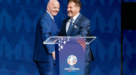 Alejandro Domínguez, presidente de Conmebol, señaló que Gianni Infantino es el líder adecuado para guiar la transformación del futbol. AFP