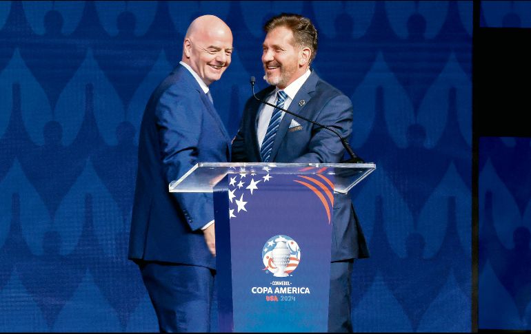 Alejandro Domínguez, presidente de Conmebol, señaló que Gianni Infantino es el líder adecuado para guiar la transformación del futbol. AFP