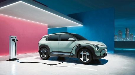 KIA EV3. El nuevo crossover eléctrico de la marca coreana destaca por su diseño futurista, autonomía de hasta 605 kilómetros y fabricación en México. CORTESÍA