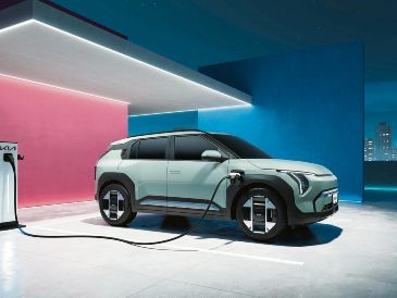 KIA EV3. El nuevo crossover eléctrico de la marca coreana destaca por su diseño futurista, autonomía de hasta 605 kilómetros y fabricación en México. CORTESÍA
