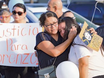 Familiares y amigos de Lorenzo Salgado, migrante mexicano muerto en Houston por un agente del ICE, se manifestaron ayer. AFP