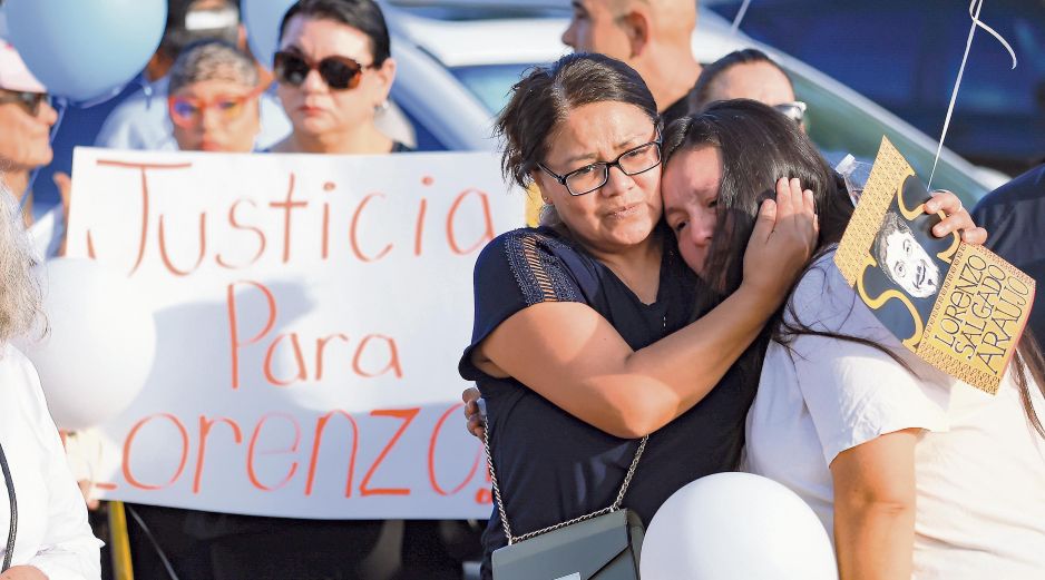 Familiares y amigos de Lorenzo Salgado, migrante mexicano muerto en Houston por un agente del ICE, se manifestaron ayer. AFP