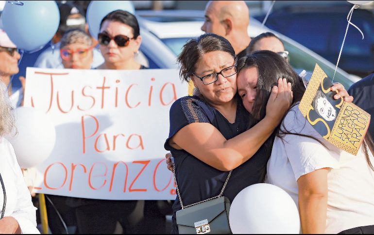 Familiares y amigos de Lorenzo Salgado, migrante mexicano muerto en Houston por un agente del ICE, se manifestaron ayer. AFP