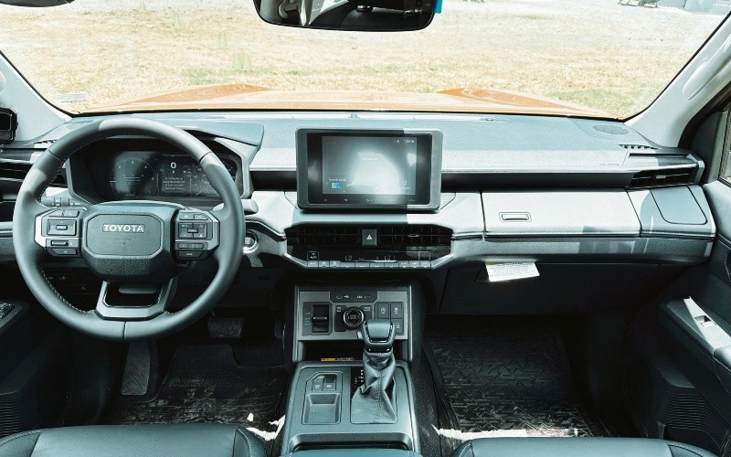 El habitáculo de la Hilux 2027 estrena un tablero de diseño horizontal, con nuevos controles y mayor integración tecnológica. CORTESÍA