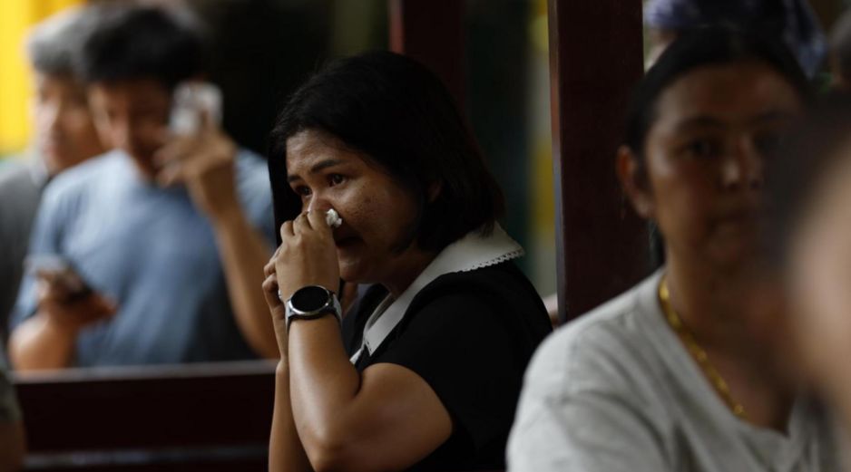 El colegio publicó en redes sociales la esquela de la estudiante de entre 12 y 13 años fallecida tras el tiroteo en Tailandia. EFE / EPA / RUNGROJ YONGRIT