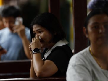 El colegio publicó en redes sociales la esquela de la estudiante de entre 12 y 13 años fallecida tras el tiroteo en Tailandia. EFE / EPA / RUNGROJ YONGRIT