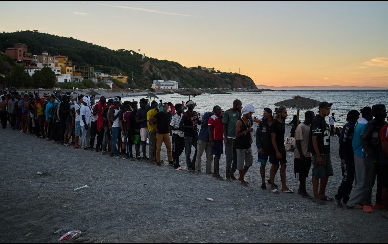 De acuerdo con estimaciones oficiales, alrededor de sesenta mil personas llegaron desde Marruecos hacia Ceuta en apenas unos días. AP/ARCHIVO