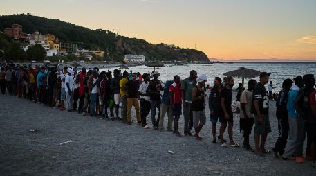 De acuerdo con estimaciones oficiales, alrededor de sesenta mil personas llegaron desde Marruecos hacia Ceuta en apenas unos días. AP/ARCHIVO