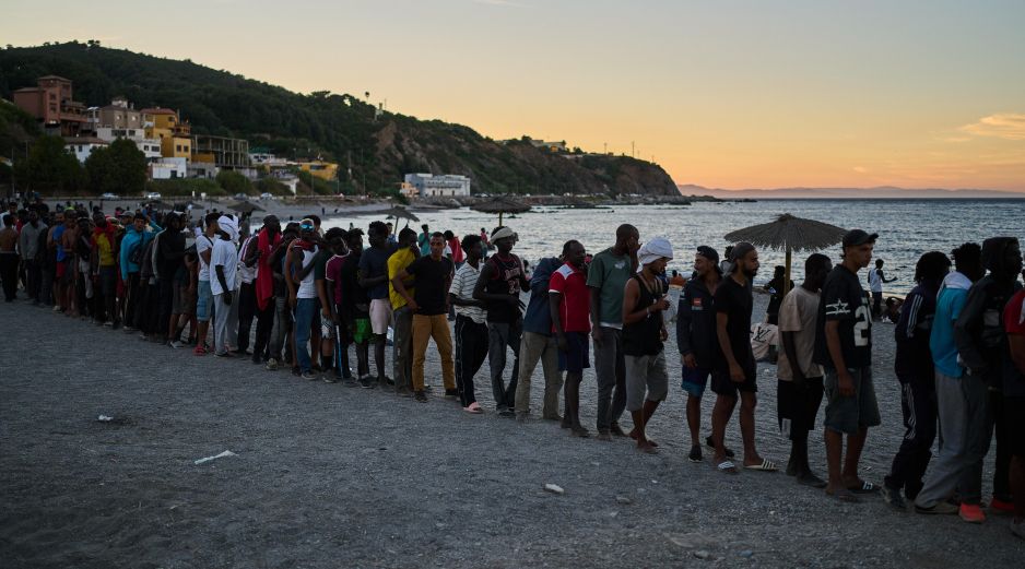 De acuerdo con estimaciones oficiales, alrededor de sesenta mil personas llegaron desde Marruecos hacia Ceuta en apenas unos días. AP/ARCHIVO