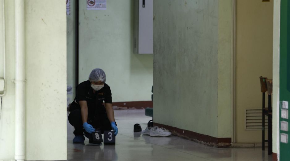 Un policía recabando pruebas tras el tiroteo en una escuela de Tailandia. EFE/R. YONGRIT