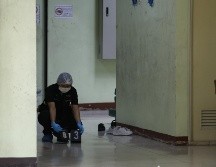 Un policía recabando pruebas tras el tiroteo en una escuela de Tailandia. EFE/R. YONGRIT