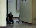 Un policía recabando pruebas tras el tiroteo en una escuela de Tailandia. EFE/R. YONGRIT