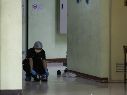 Un policía recabando pruebas tras el tiroteo en una escuela de Tailandia. EFE/R. YONGRIT