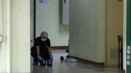 Un policía recabando pruebas tras el tiroteo en una escuela de Tailandia. EFE/R. YONGRIT