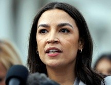 Fotografía de archivo en la que se captó a la congresista demócrata Alexandria Ocasio-Cortez, durante una rueda de prensa, a las afueras del Capitolio, en Washington DC. EFE/W. Olíver