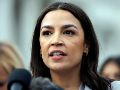 Fotografía de archivo en la que se captó a la congresista demócrata Alexandria Ocasio-Cortez, durante una rueda de prensa, a las afueras del Capitolio, en Washington DC. EFE/W. Olíver