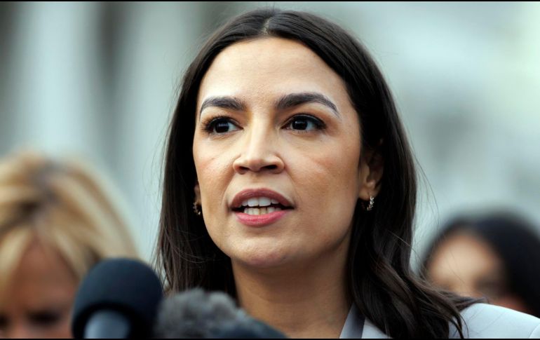 Fotografía de archivo en la que se captó a la congresista demócrata Alexandria Ocasio-Cortez, durante una rueda de prensa, a las afueras del Capitolio, en Washington DC. EFE/W. Olíver