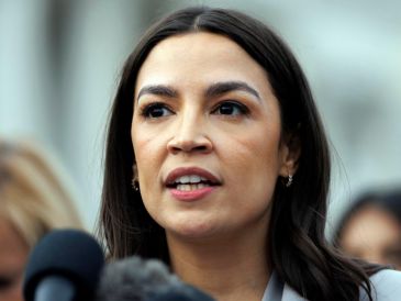 Fotografía de archivo en la que se captó a la congresista demócrata Alexandria Ocasio-Cortez, durante una rueda de prensa, a las afueras del Capitolio, en Washington DC. EFE/W. Olíver